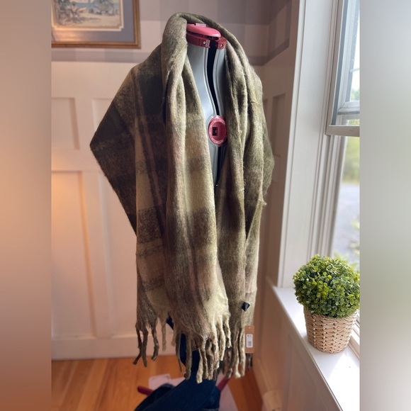 Steve Madden Other - Steve Madden Olive and Beige Plaid Fringe Scarf